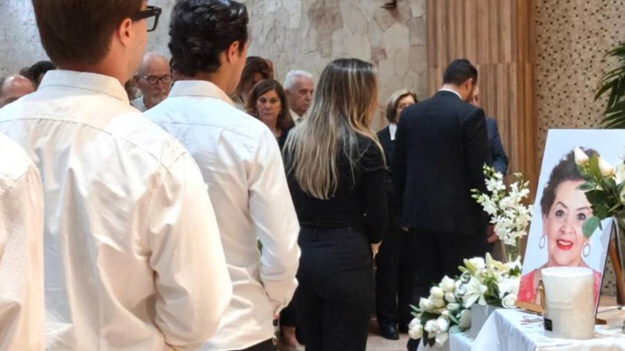 Nietos y bisnietos colocaron flores blancas junto a la fotografía de “Socky”, en uno de los momentos más emotivos de la ceremonia religiosa.