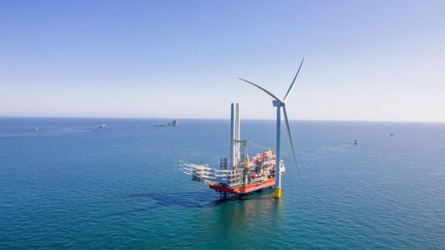 Primer generador eólico de East Anglia THREE. La energética emiratí Masdar y la escocesa ScottishPower, subsidiaria de Iberdrola, informaron de la primera turbina del parque eólico marino East Anglia THREE