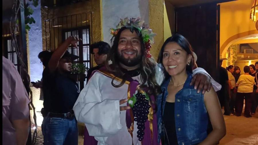 Durante la celebración se ofrecieron gratuitamente 10 mil litros de vino producido en los viñedos de la familia.El espectácu