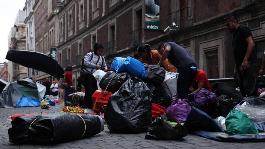 Maestras y maestros de la Coordinadora Nacional de Trabajadores de la Educación (CNTE) comenzaron a retirar sus casas de campaña de las calles del Centro Histórico.