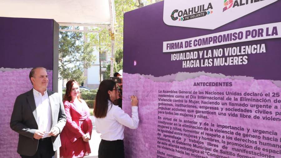 Autoridades municipales y representantes del DIF participaron en el evento.