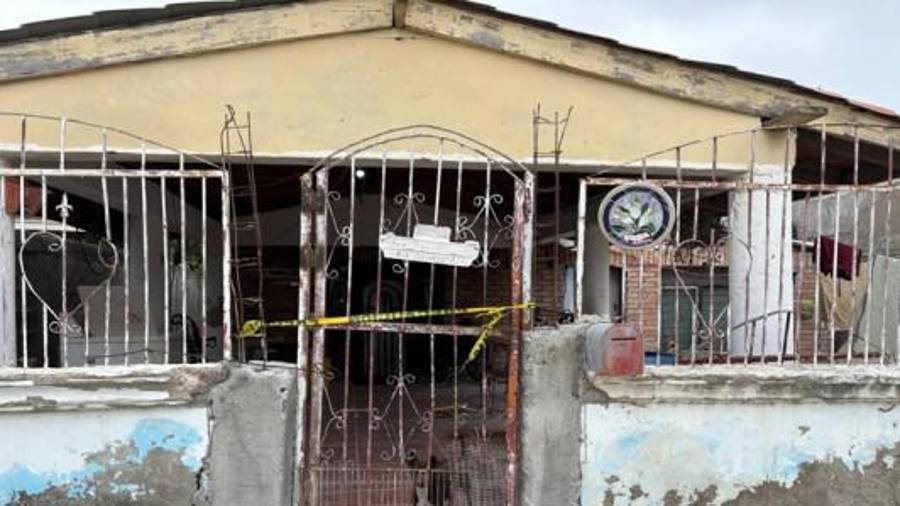 Agentes de la Fiscalía General del Estado realizaron las diligencias correspondientes dentro del domicilio para esclarecer las circunstancias del fallecimiento del ex policía municipal.