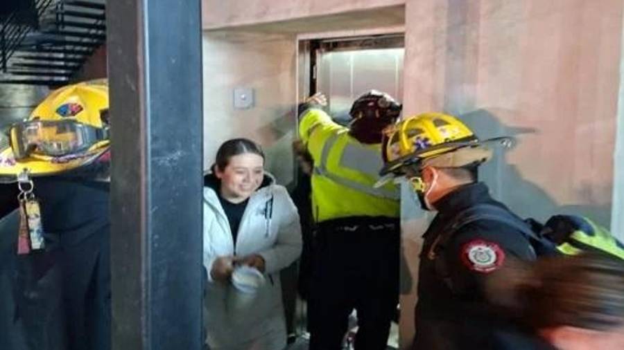 Bomberos y Protección Civil realizaron el rescate de nueve jóvenes atrapados en un elevador de la plaza Punto Tec.
