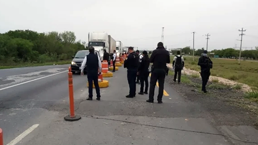 Elementos policiacos realizan patrullajes constantes en tramos de alta afluencia vehicular.