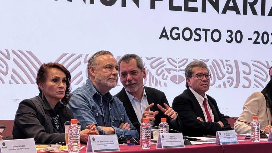 El Secretario de Hacienda acudió a la reunión plenaria de los legisladores de Morena.