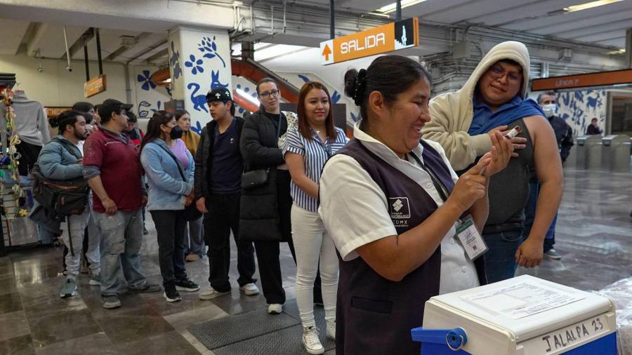 (IMAGEN ILUSTRATIVA | 06FEBRERO2026) Usuarios del Transporte Colectivo Metro, abarrotaron el módulo de vacunación contra el sarampión, instalado en la estación del metro Barranca del Muerto.