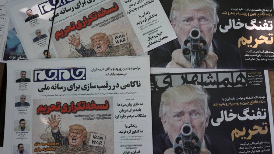 Portadas de los diarios iraníes Hamshahri y Jame-Jam con fotografías del presidente estadounidense Donald Trump que informan sobre la nueva y dura amenaza económica contra Irán, en un quiosco en Teherán.