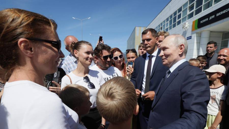 El presidente ruso, Vladímir Putin (derecha), se reúne con residentes locales en la isla Iturup, en la región de Sajalín, Rusia, el 13 de agosto de 2026.