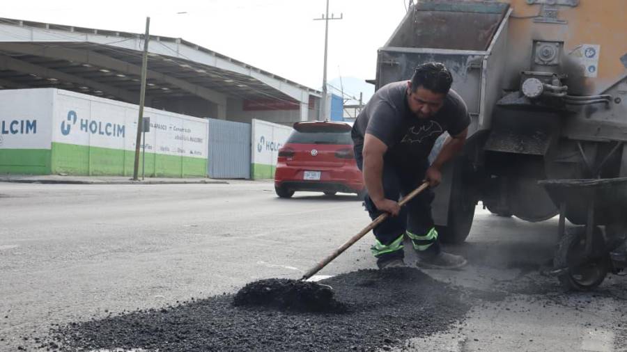 En esta colonia se realizaron labores de limpieza, corte, sellado y reposición de asfalto.
