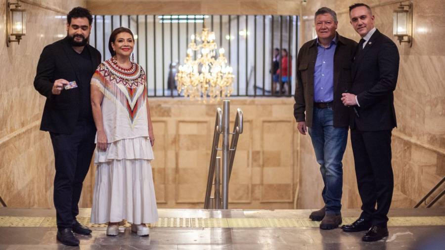 Clara Brugada, Jefa de Gobierno de CDMX, y Adrián Rubalcava Suárez, STC Metro, realizaron la entrega formal de remodelación de las estaciones Hidalgo y Bellas Artes.