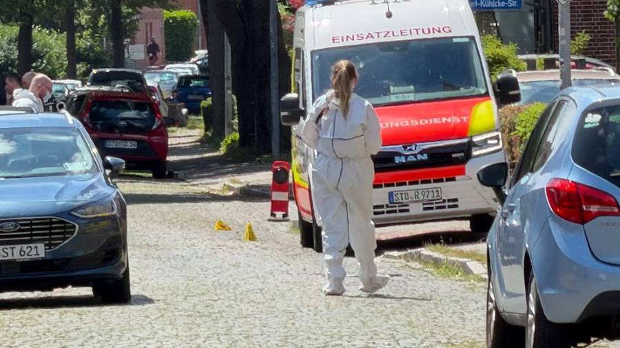 En esta imagen se observa a equipos de emergencia, residentes en Stade, Alemania, tras un tiroteo en un centro de bienestar juvenil de dicha localidad del norte de Alemania.