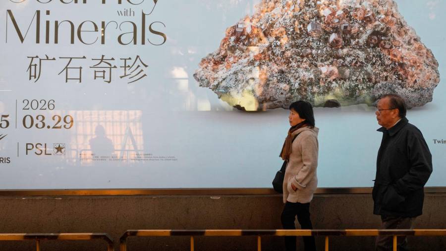 La gente pasa junto a un anuncio publicitario de una exposición de minerales en Shanghái, China. El dominio chino se refuerza por el control de los minerales de tierras raras.