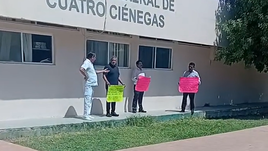 Personal médico y de enfermería del Hospital General de Cuatro Ciénegas participó en una protesta para exigir respuesta de las autoridades de Salud de Coahuila.