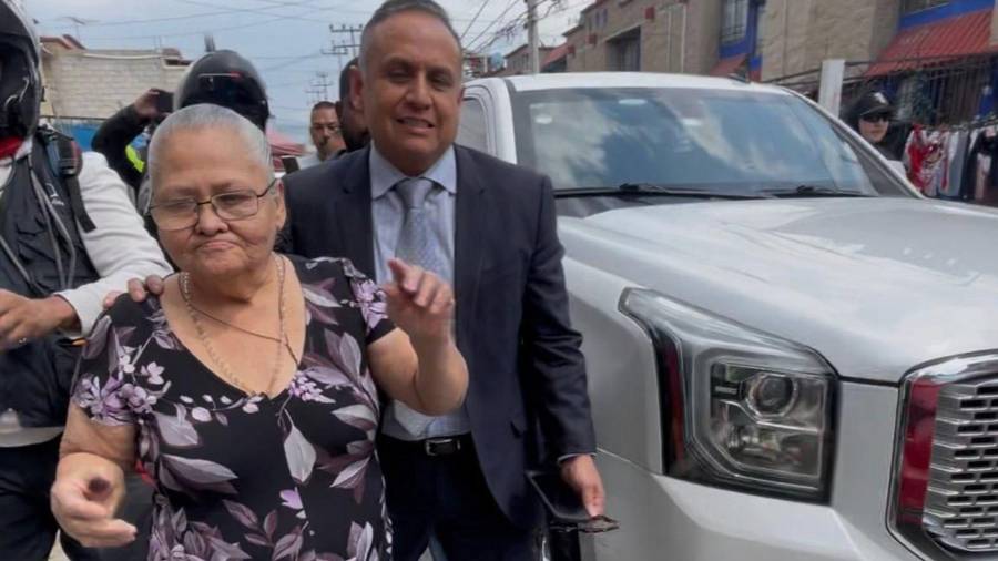 Carlota “N”, conocida en redes sociales como Doña Carlota, quien fue sentenciada por el asesinato de dos hombres a quienes acusó de haberla despojado de un inmueble, abandonó esta tarde el Penal de Chalco.