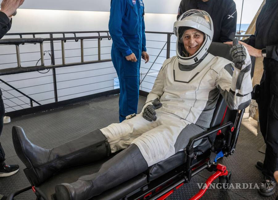 $!La astronauta de la NASA, Suni Williams, levanta el pulgar tras recibir ayuda para salir de una cápsula SpaceX tras aterrizar frente a la costa de Tallahassee, Florida