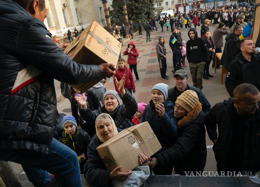 $!Los residentes reciben ayuda tras la retirada de las fuerzas rusas de la zona, en Kherson, Ucrania.