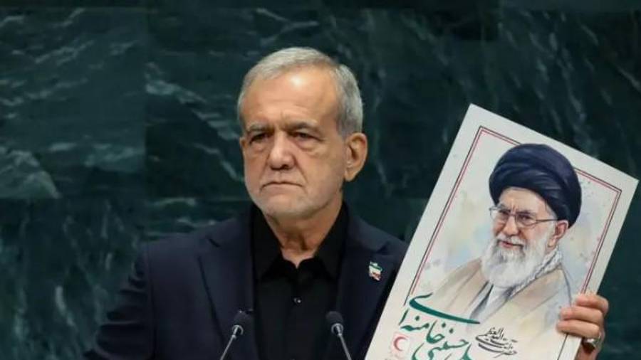 Mientras que el presidente Masoud Pezeshkian abandonó Nueva York un día después de hablar en las Naciones Unidas la semana pasada, el ministro de Asuntos Exteriores, Abbas Araghchi, se quedó allí ostensiblemente para participar en conversaciones indirectas con Estados Unidos.