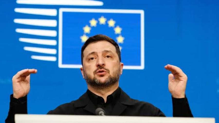 El presidente de Ucrania, Volodymyr Zelensky, habla durante una conferencia de prensa en la Cumbre de la UE en Bruselas, el 18 de diciembre de 2025.
