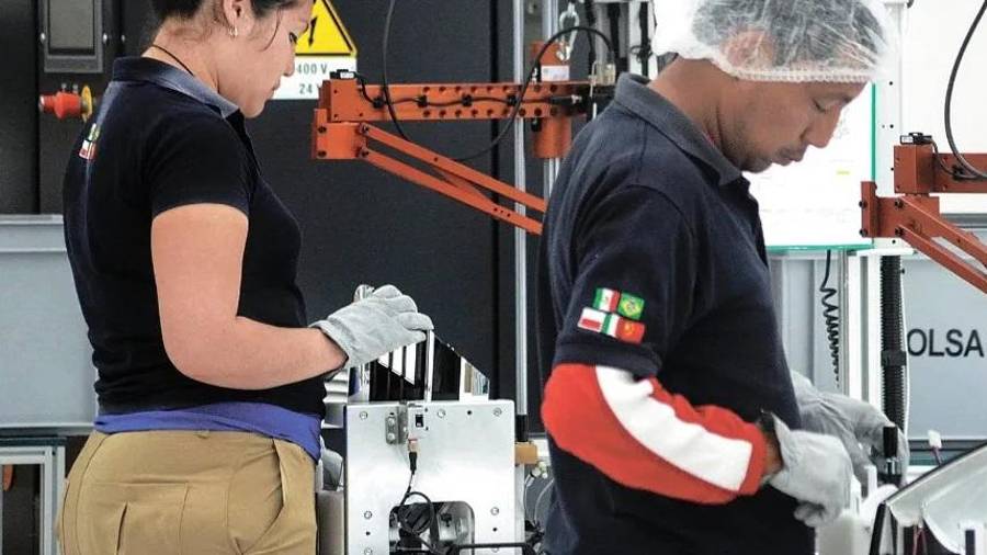 El anuncio de un aumento generalizado de 20 por ciento a los salarios mínimos para el próximo año representa un buen avance en su recuperación, pero aún falta