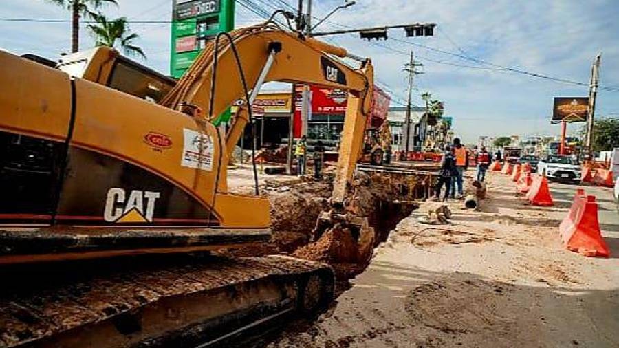 Durante varios días se implementaron ajustes temporales a la circulación para permitir las maniobras de conexión de la nueva infraestructura hidráulica con la red existente, priorizando la seguridad de trabajadores y usuarios de la vialidad.