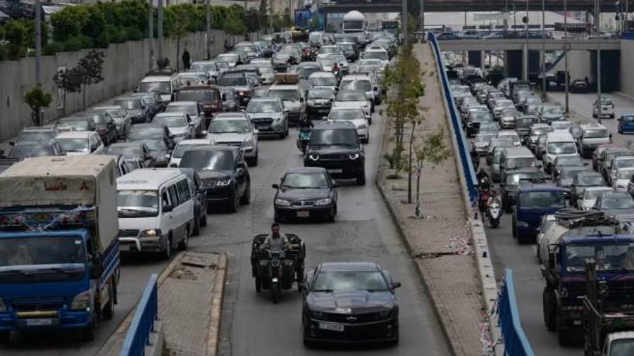 Los coches permanecen atascados en el tráfico de una autopista mientras los residentes huyen tras la amenaza israelí de atacar Dahiyeh, un suburbio al sur de Beirut, Líbano, el lunes 1 de junio de 2026.