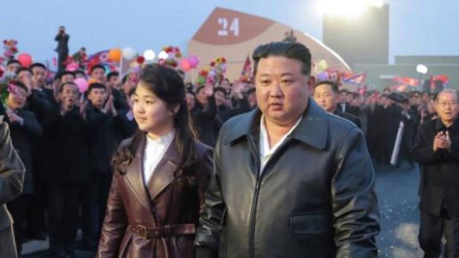 No se sabe mucho sobre la hija de Kim. A pesar de su creciente visibilidad en la propaganda, los medios estatales norcoreanos nunca han publicado su nombre, refiriéndose a ella como su hija “respetada” o “más querida”.