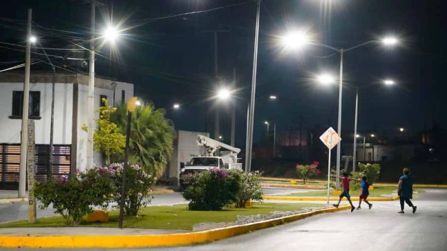 La instalación de nuevos sistemas de iluminación en vialidades estratégicas ha reforzado la seguridad vial y peatonal.