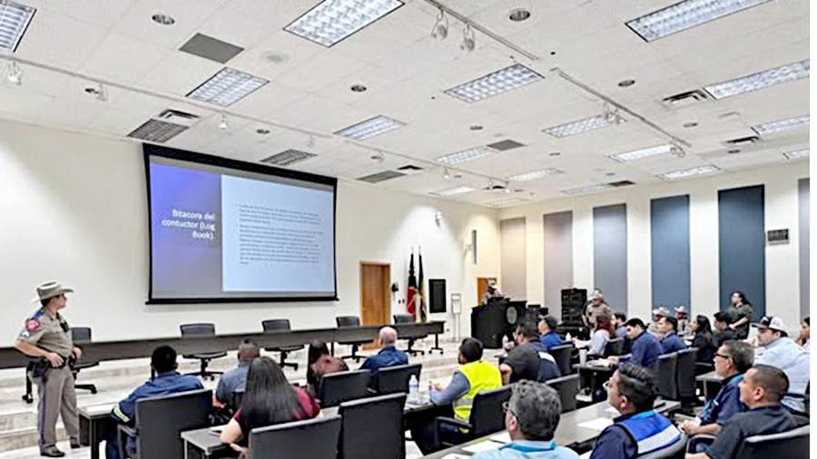 La Asociación de Transportistas de Carga de Nuevo Laredo ha impulsado capacitaciones y clases en inglés entre sus agremiados.