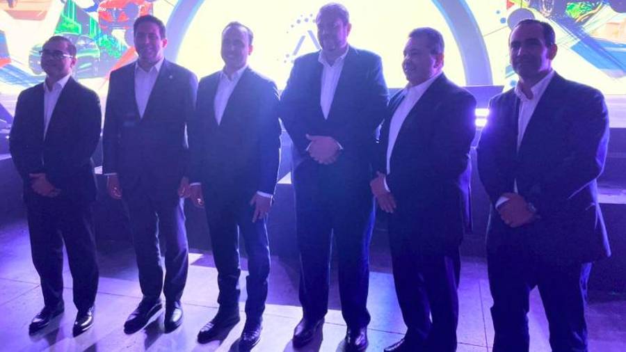 El mandatario estatal acudió como invitado especial al evento de presentación previo al Stellar Autofest 2026.