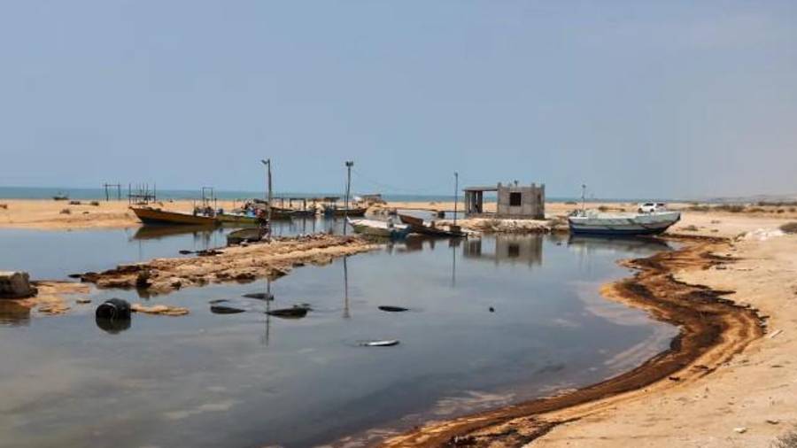 El jueves aparecieron restos de petróleo en la isla iraní de Qeshm, después de que un buque petrolero fuera embestido por Teherán a principios de este mes.