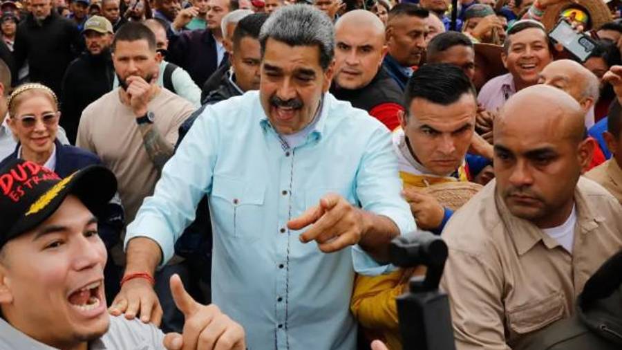 Maduro dijo a sus partidarios que los venezolanos deben mantenerse alerta mientras aumentan las tensiones con Washington.