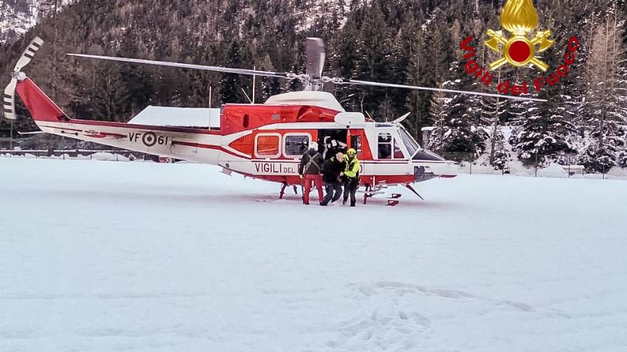 Un centenar de personas han quedado atrapadas este martes en lo alto del Monte Moro, a dos mil 800 metros de altitud en los Alpes italianos, debido a un incidente en el teleférico que conecta la localidad de Macugnaga con la pista de esquí.