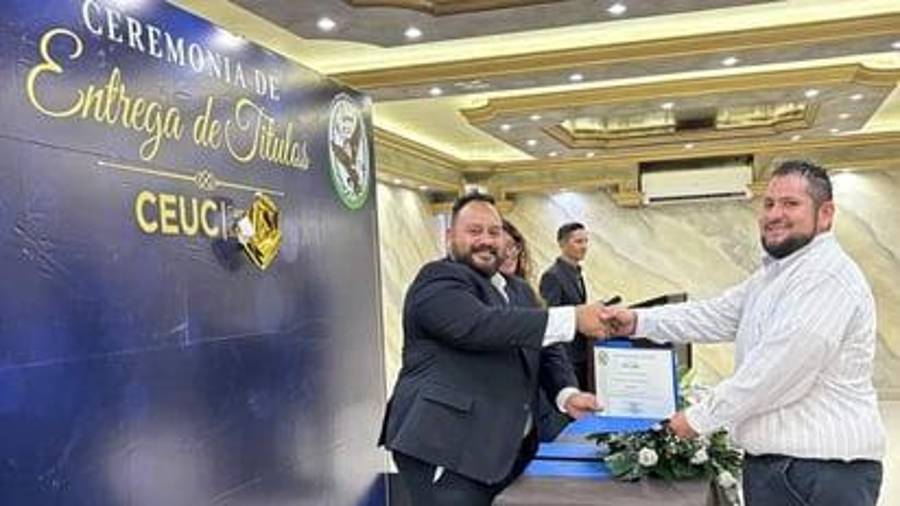 En 2024, el profesor “Vico” concluyó la licenciatura en Derecho, un logro que reflejaba su compromiso con la superación personal y su pasión por la enseñanza.