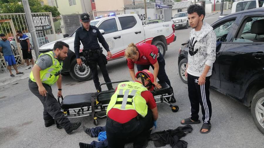 El lesionado fue atendido por los paramédicos de la Cruz Roja.