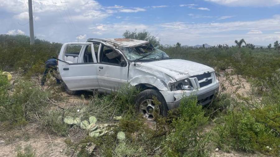 La camioneta Ford Escape terminó entre la maleza después de dar varias volteretas fuera del camino.