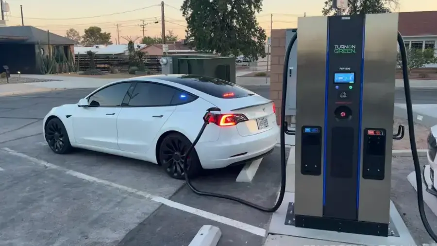 El gobierno federal anunció que va a aprobar un arancel de 50% a los autos importados de países sin acuerdo de libre comercio con México.