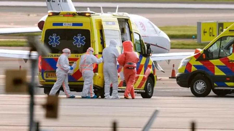 Personal médico escolta a los pacientes evacuados del crucero MV Hondius en Ámsterdam, Países Bajos, el 6 de mayo de 2026.
