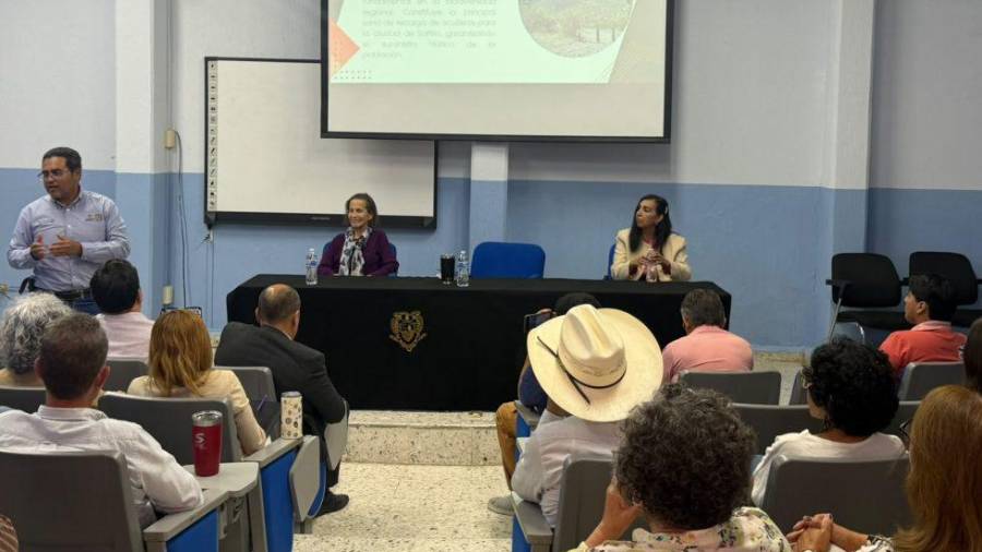 Participantes durante el Foro Académico Vecinal “Territorio y Ciudad” en el auditorio de la UAAAN.