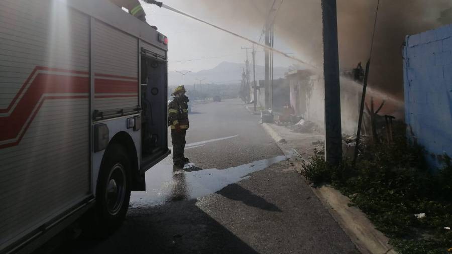 Bomberos de Ramos Arizpe trabajaron para controlar el incendio registrado en el patio de la vivienda.