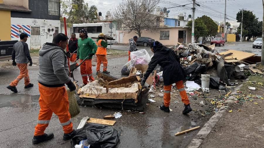Personal municipal realizó limpieza profunda en calles, lotes y áreas comunes de ambas colonias.
