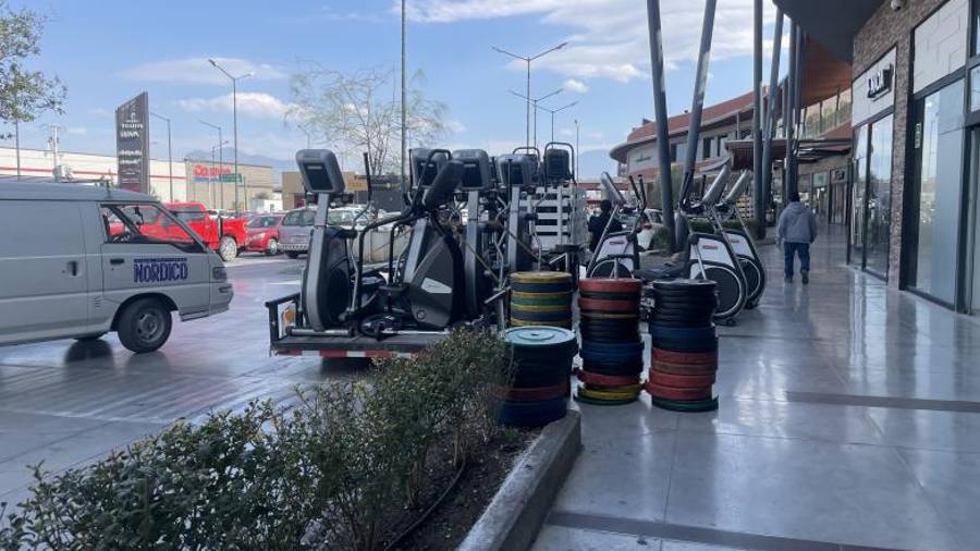Personal retira equipo de entrenamiento tras el desalojo ocurrido en un complejo comercial del norte de la ciudad.
