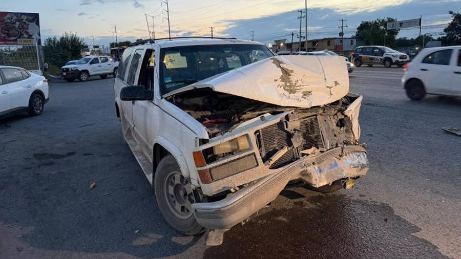 La camioneta Chevrolet señalada como probable responsable terminó con severos daños en la parte frontal.