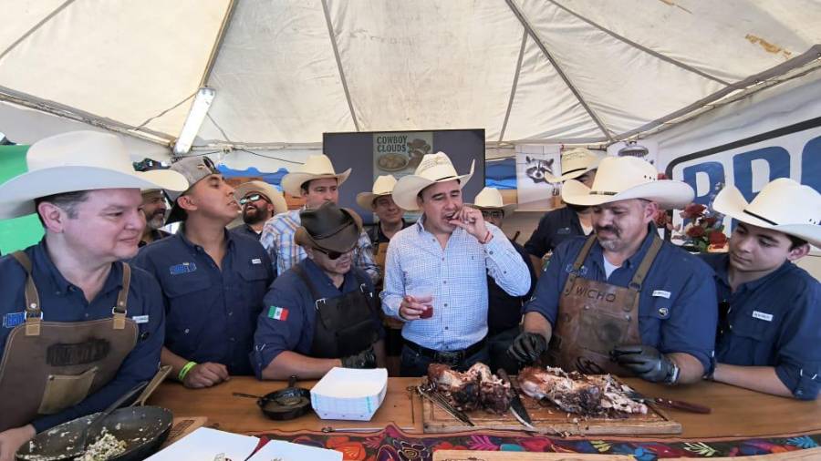 El gobernador Manolo Jiménez y el alcalde Javier Díaz recorrieron la Champion del Grill. Fotos: Francisco Múñiz