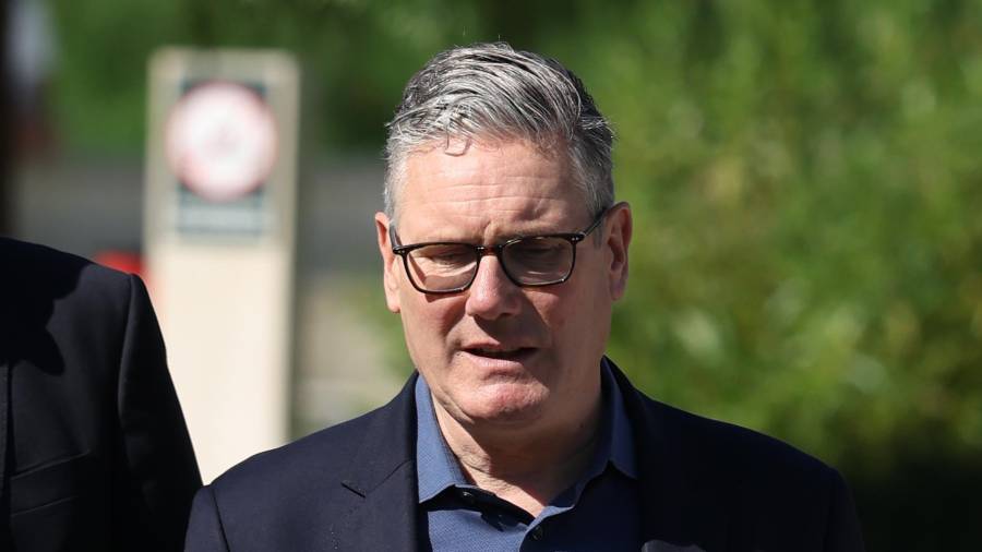 El primer ministro británico, Keir Starmer, camina durante una visita a un complejo residencial en el norte de Londres, el viernes 19 de junio de 2026.
