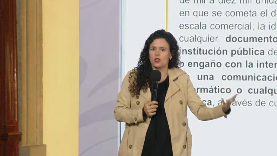 Luisa María Alcalde, consejera jurídica de la Presidencia, explicó que haber nacido fuera de México no impide que una persona sea considerada mexicana por nacimiento cuando alguno de sus progenitores tiene la nacionalidad mexicana.