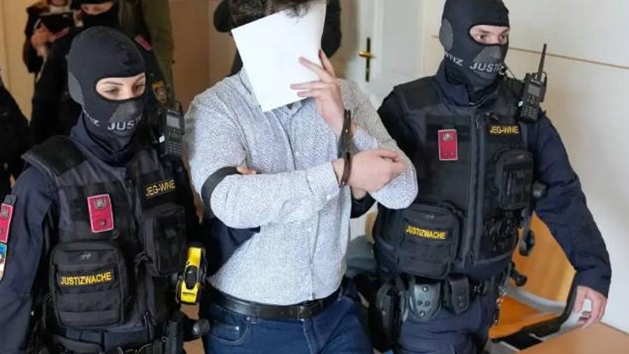 El acusado Beran A. luce una camisa nueva al ser devuelto a la sala del tribunal de distrito de Wiener Neustadt, Austria, donde está siendo juzgado por planear un ataque contra uno de los conciertos de la superestrella Taylor Swift en Viena en agosto de 2024 y por jurar lealtad al grupo Estado Islámico, el martes 28 de abril de 2026.