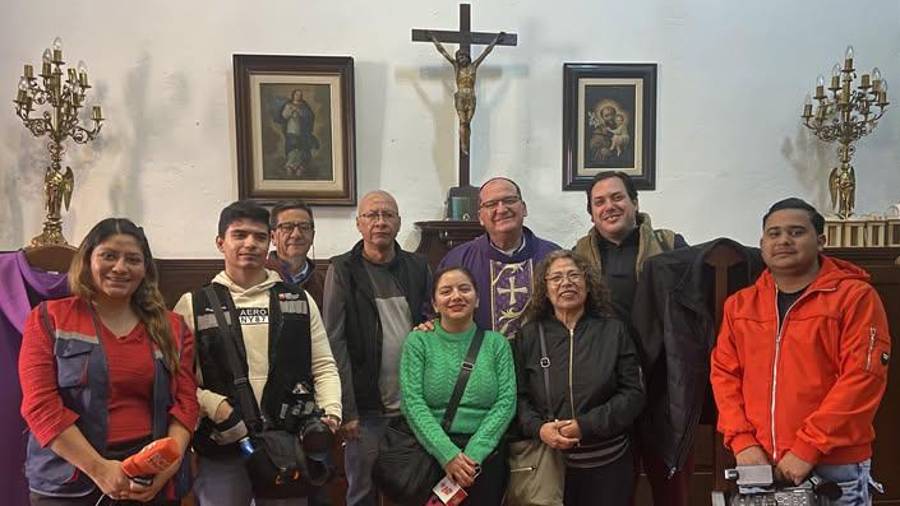 El obispo Hilario González bendijo a los reporteros que cubren la fuente de la Diócesis de Saltillo.