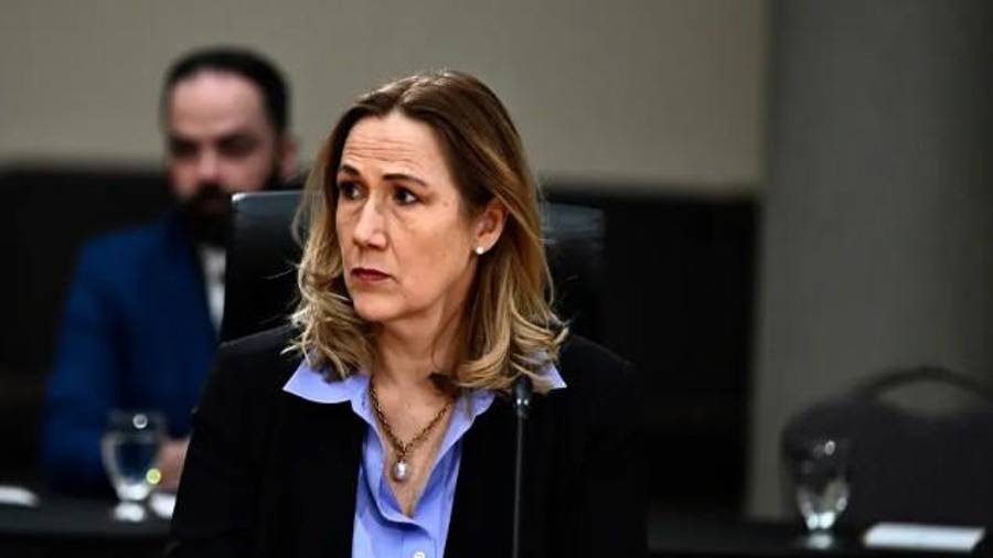 La embajadora de Canadá en Estados Unidos, Kirsten Hillman, escucha durante una reunión de primeros ministros.