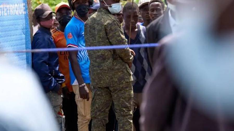 El jueves 21 de mayo de 2026, agentes de seguridad controlan a la multitud en el lugar de un incendio en el centro de tratamiento del ébola de Rwampara, Congo.