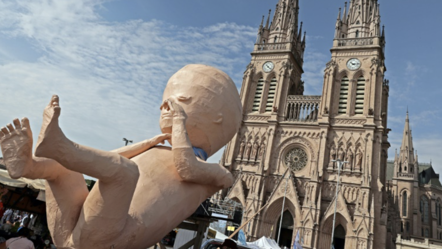 La Iglesia católica reiteró su postura sobre el aborto, la eutanasia y el suicidio, a los que calificó como “flagelos que atacan a la humanidad”.